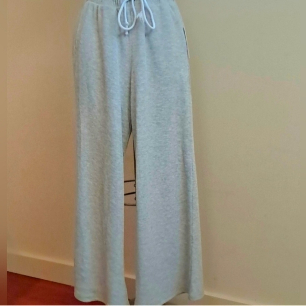 Pale Gray Waffle Texture Wide Legs Polyester Blend Pull on Pants Size Medium NWT